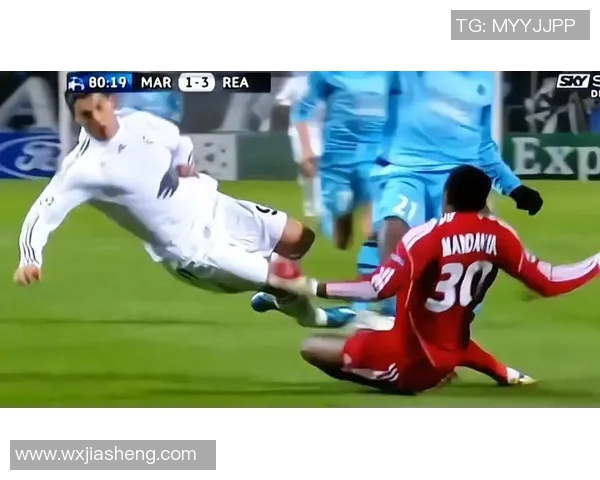 C罗顶胯引发热议足球场上的魅力与争议交织的瞬间 C罗顶胯引发热议足球场上的魅力与争议交织的瞬间