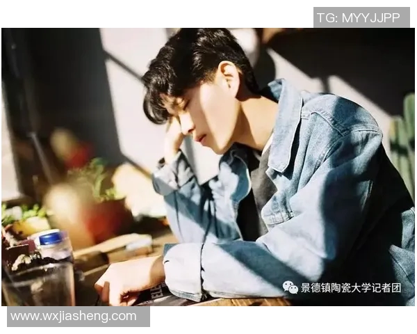 足球场上的魅力长发男星展现风采与个性魅力的精彩瞬间